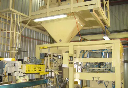 Riverina Şirketi'nin otomatik yem torbalama hahtında kullanılan otomatik torbalama makinası