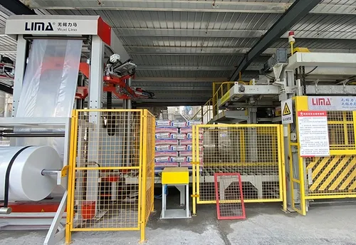 Otomatik paketleme hattında kullanılan otomatik strech hood giydirme makinası 