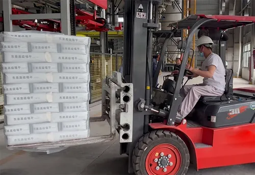 Strecth hood giydirilmiş torbalar forkliftle taşınıyor.