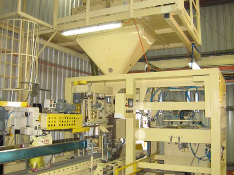 Riverina Şirketi'nin otomatik yem torbalama hahtında kullanılan otomatik torbalama makinası